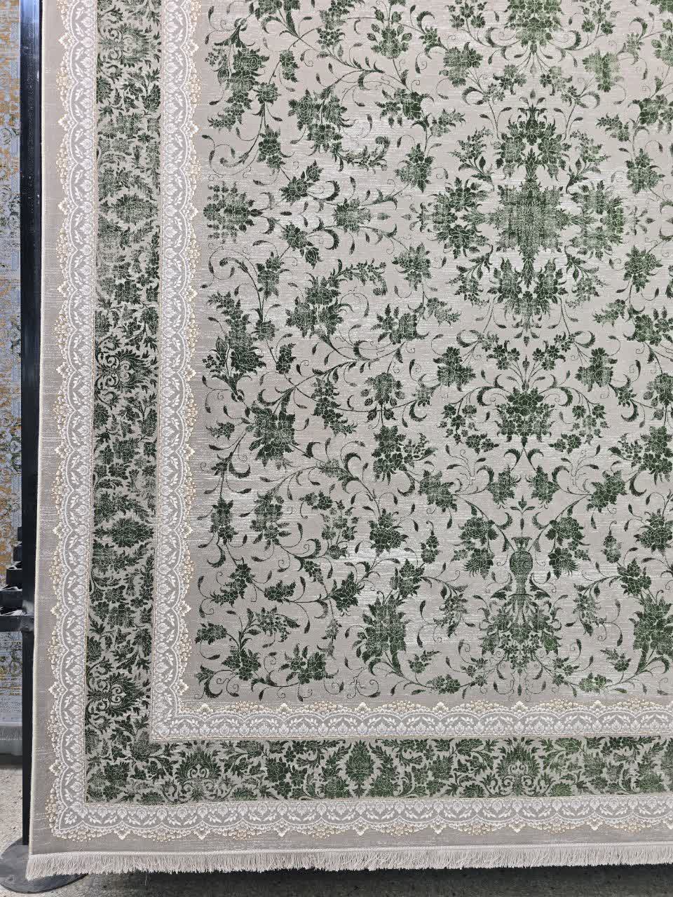 فرش ماشینی ۷۰۰ شانه طرح وینتیج شکوفه سبز زمینه سبز کاشان