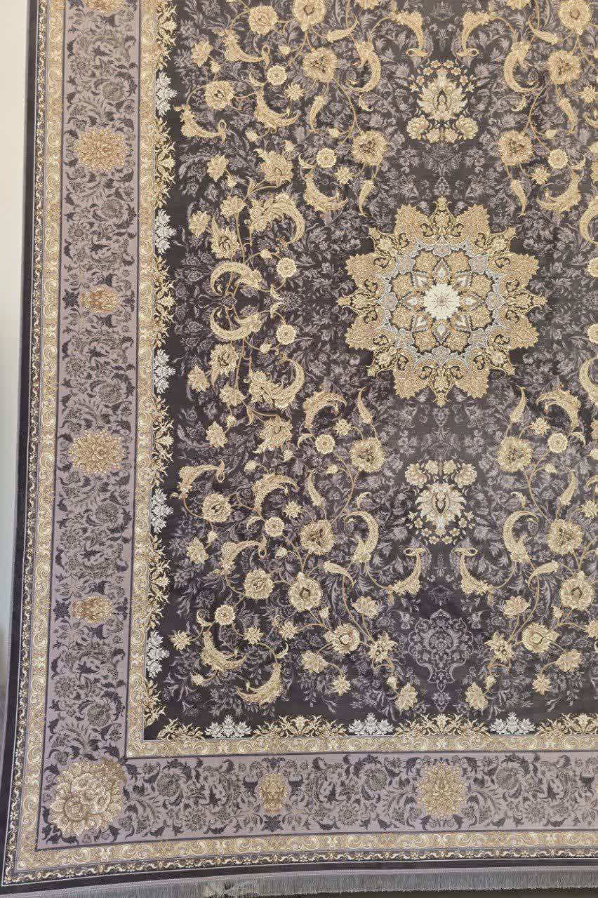 فرش ماشینی ۱۲۰۰ شانه کاشان طرح افشار طلاکوب زمینه دودی گل برجسته