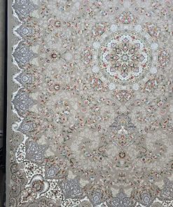 فرش ماشینی 700 شانه کاشان طرح لیانا نقره ای گل برجسته