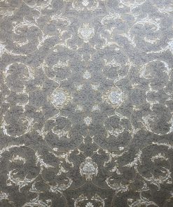 فرش ماشینی ۷۰۰ شانه کاشان طرح نورا نقره‌ای افشان گل برجسته