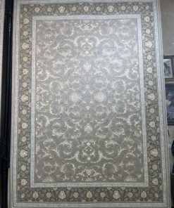 فرش ماشینی ۷۰۰ شانه کاشان طرح نورا نقره‌ای افشان گل برجسته