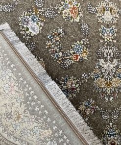 فرش ماشینی 700 شانه کاشان طرح رها زمینه نسکافه‌ای تراکم 2550