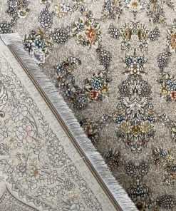 فرش ماشینی 700 شانه کاشان طرح رها نقره ای گل برجسته تراکم 2550