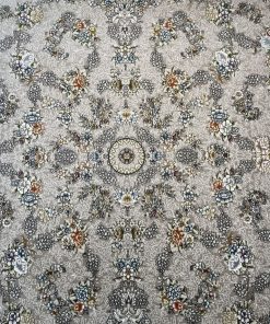 فرش ماشینی 700 شانه کاشان طرح رها نقره ای گل برجسته تراکم 2550