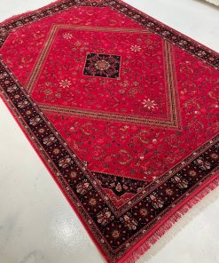 فرش ماشینی 700 شانه کاشان طرح ارسن زمینه لاکی 10 رنگ تراکم 2550