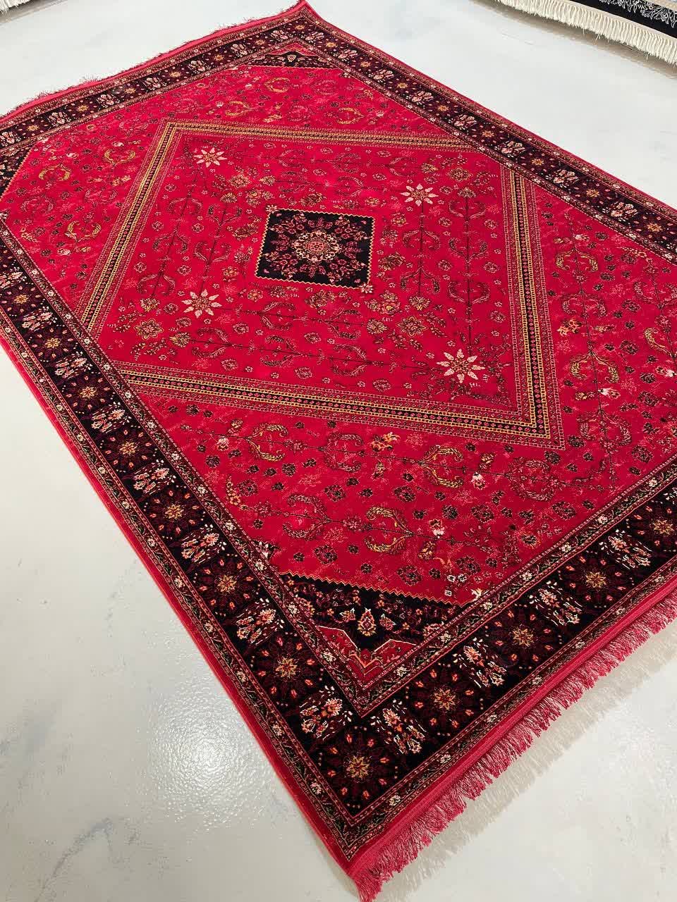 فرش ماشینی 700 شانه کاشان طرح ارسن زمینه لاکی 10 رنگ تراکم 2550