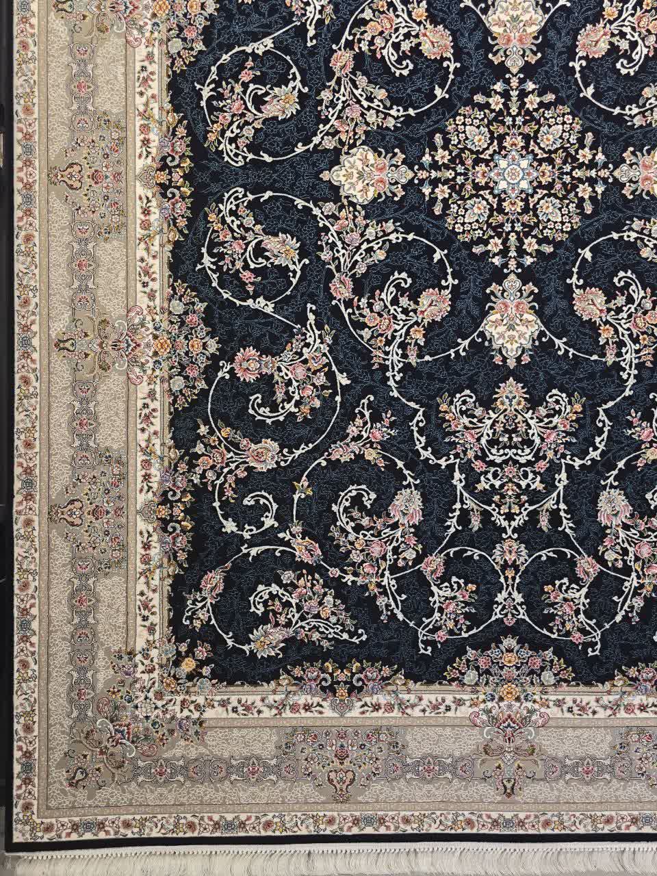 فرش ماشینی 700 شانه طرح افشان زرنگار زمینه سرمه‌ای کاشان
