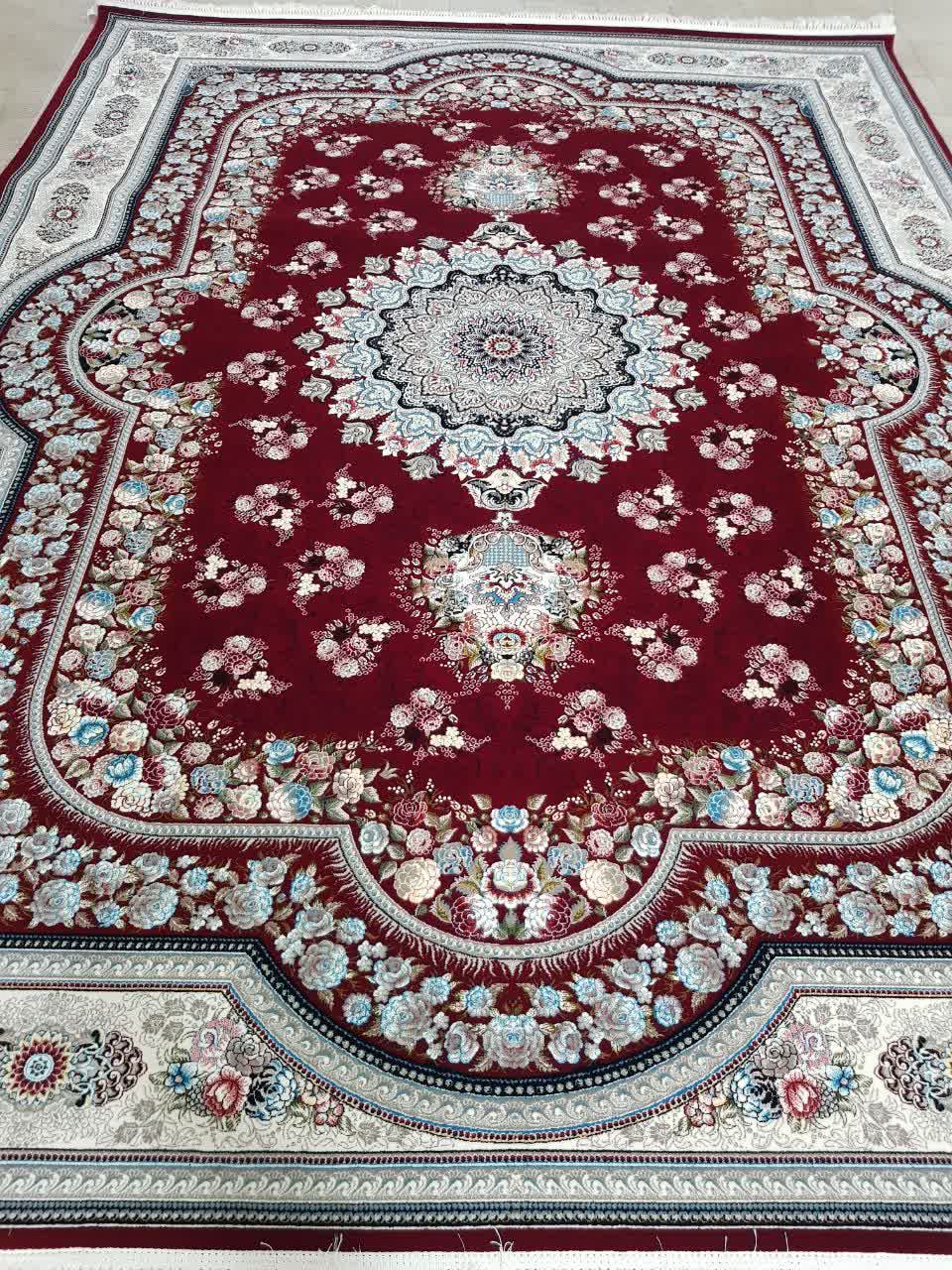 فرش ماشینی 700 شانه کاشان طرح اهورا زمینه لاکی تراکم 2550
