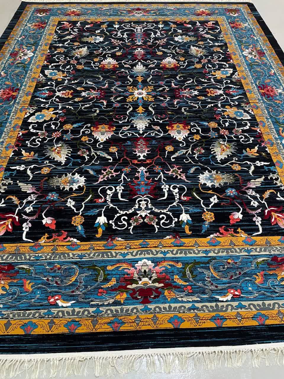 فرش ماشینی 700 شانه کاشان طرح بهارستان زمینه سرمه‌ای 10 رنگ