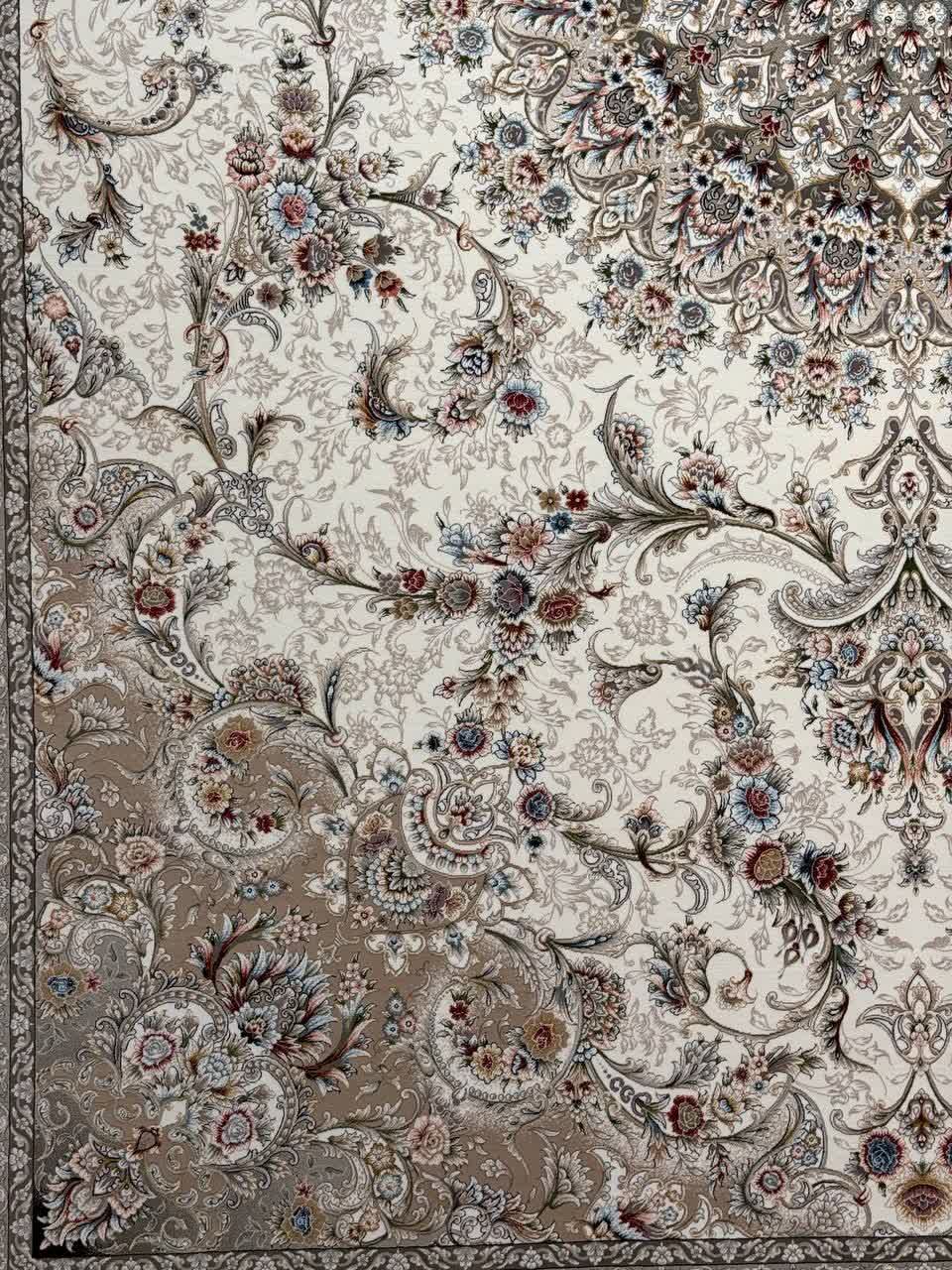 فرش ماشینی ۱۲۰۰ شانه کاشان طرح تبریز کرم با تراکم ۳۶۰۰