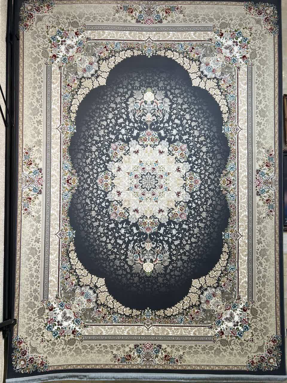 فرش ماشینی ۷۰۰ شانه طرح صوفیا دودی گل برجسته تراکم ۲۵۵۰ کاشان