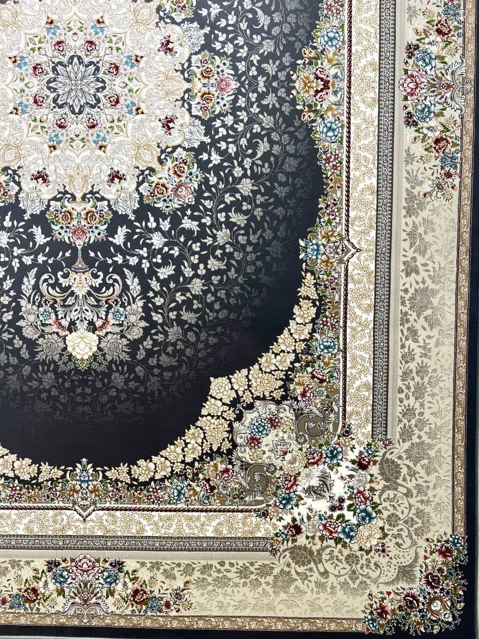 فرش ماشینی ۷۰۰ شانه طرح صوفیا دودی گل برجسته تراکم ۲۵۵۰ کاشان