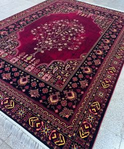 فرش ماشینی 700 شانه کاشان طرح زندگی رنگ لاکی تراکم 2550