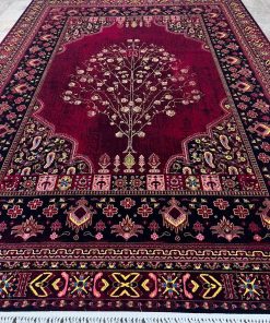 فرش ماشینی 700 شانه کاشان طرح زندگی رنگ لاکی تراکم 2550