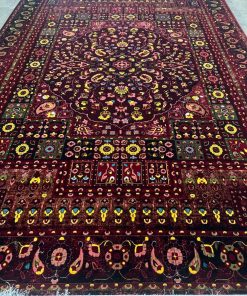 فرش ماشینی 700 شانه کاشان طرح یاقوت زمینه لاکی 10 رنگ