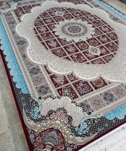 فرش ماشینی ۷۰۰ شانه کاشان طرح مانلی لاکی زمینه خشتی و کتیبه‌ای
