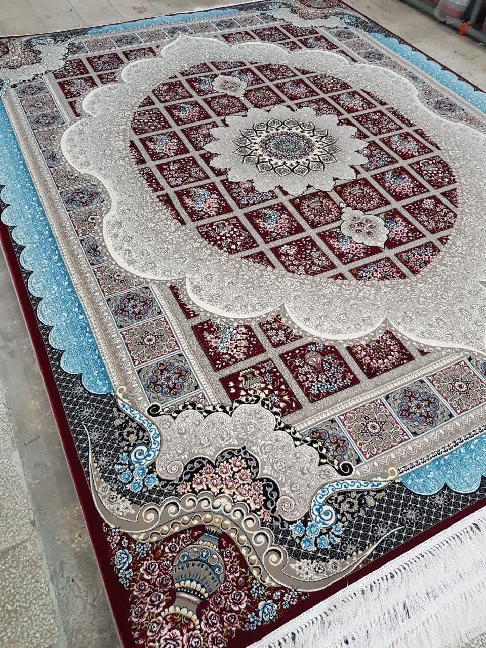 فرش ماشینی ۷۰۰ شانه کاشان طرح مانلی لاکی زمینه خشتی و کتیبه‌ای