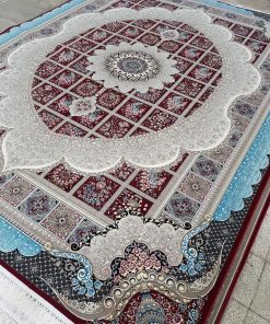 فرش ماشینی ۷۰۰ شانه کاشان طرح مانلی لاکی زمینه خشتی و کتیبه‌ای