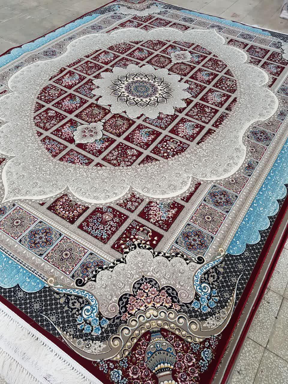 فرش ماشینی ۷۰۰ شانه کاشان طرح مانلی لاکی زمینه خشتی و کتیبه‌ای