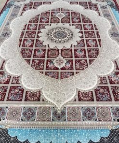 فرش ماشینی ۷۰۰ شانه کاشان طرح مانلی لاکی زمینه خشتی و کتیبه‌ای
