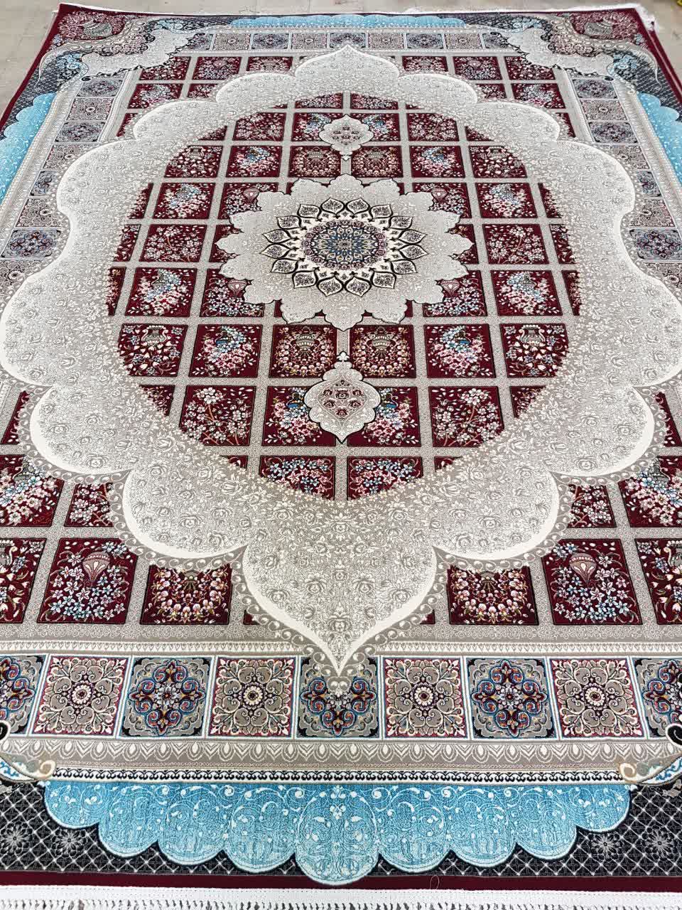 فرش ماشینی ۷۰۰ شانه کاشان طرح مانلی لاکی زمینه خشتی و کتیبه‌ای