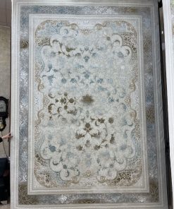 فرش ماشینی 700 شانه کاشان طرح مهرگان زمینه نقره ای حاشیه آبی گل برجسته