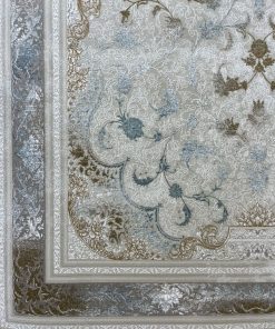 فرش ماشینی 700 شانه کاشان طرح مهرگان زمینه نقره ای حاشیه آبی گل برجسته