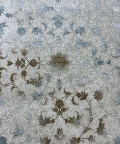 فرش ماشینی 700 شانه کاشان طرح مهرگان زمینه نقره ای حاشیه آبی گل برجسته