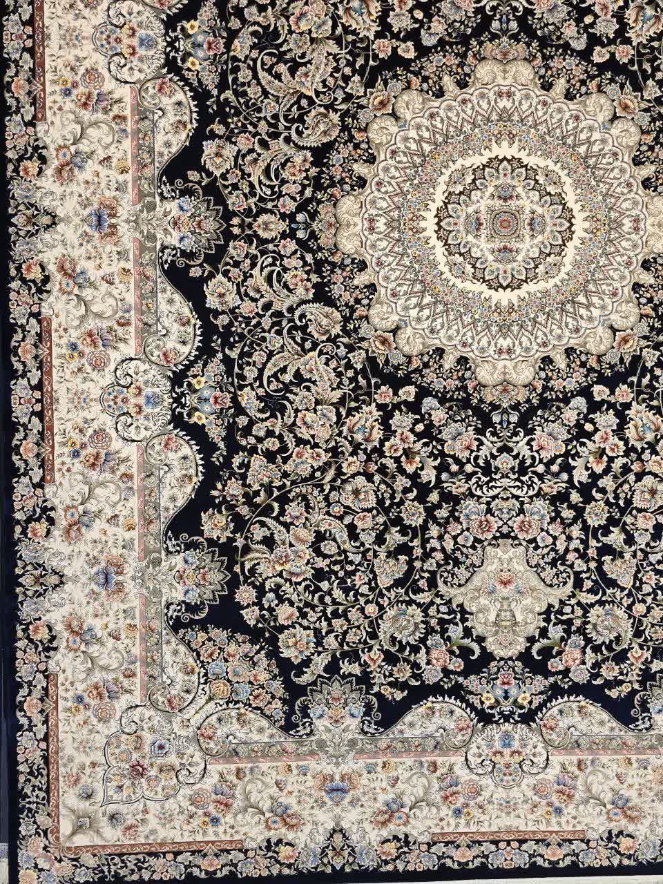 فرش ماشینی 1200 شانه کاشان طرح مهسا زمینه سرمه‌ای