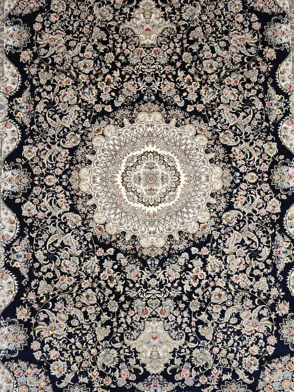 فرش ماشینی 1200 شانه کاشان طرح مهسا زمینه سرمه‌ای