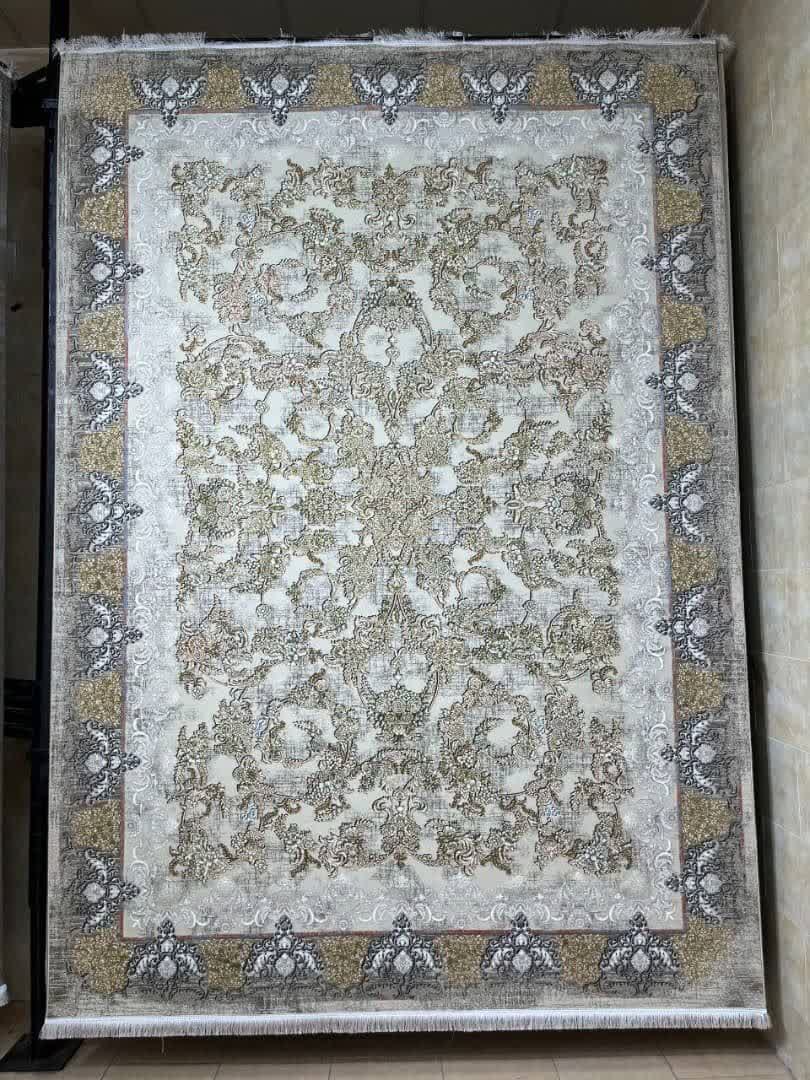 فرش ماشینی 700 شانه کاشان طرح وینتیج ونوس نقره‌ای طلایی گل برجسته