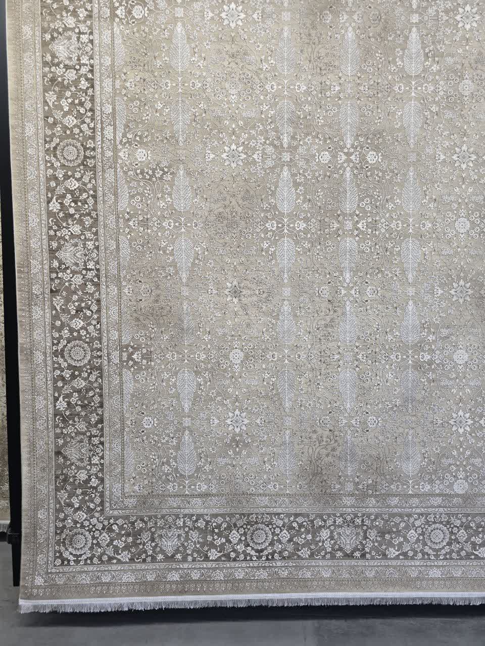 فرش ماشینی ۱۲۰۰ شانه کاشان طرح وینتیج افشان مینیمال نسکافه‌ای گل برجسته