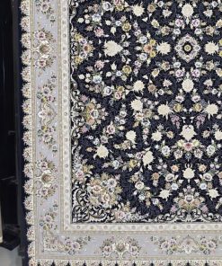 فرش ماشینی ۱۲۰۰ شانه کاشان طرح پویان زمینه سرمه‌ای تراکم ۳۶۰۰