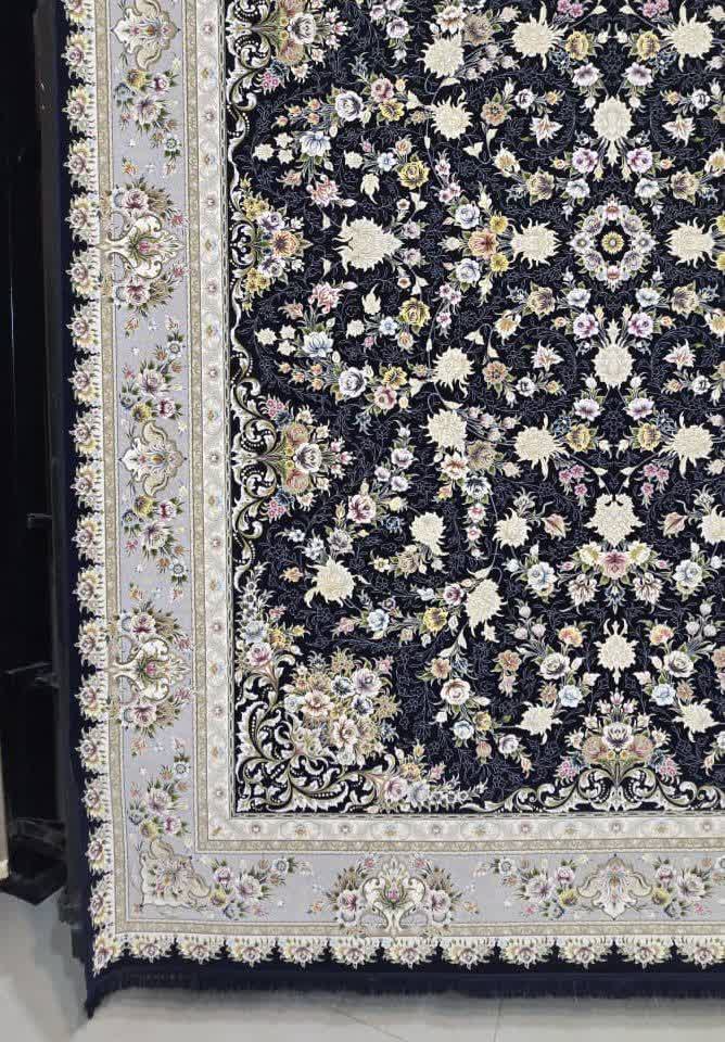 فرش ماشینی ۱۲۰۰ شانه کاشان طرح پویان زمینه سرمه‌ای تراکم ۳۶۰۰