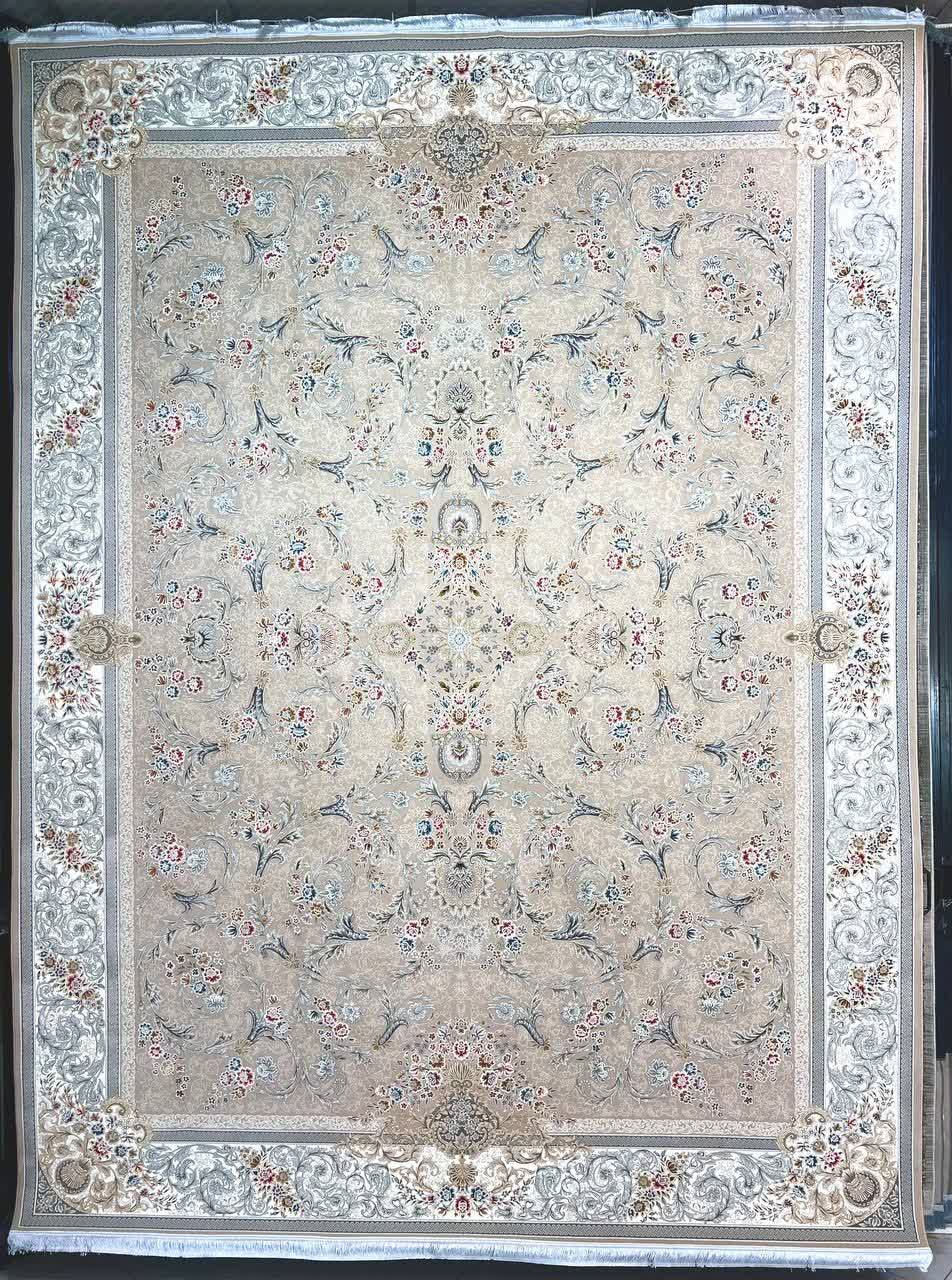 فرش ماشینی ۱۲۰۰ شانه کاشان طرح ژینا زمینه بژ تراکم ۳۶۰۰