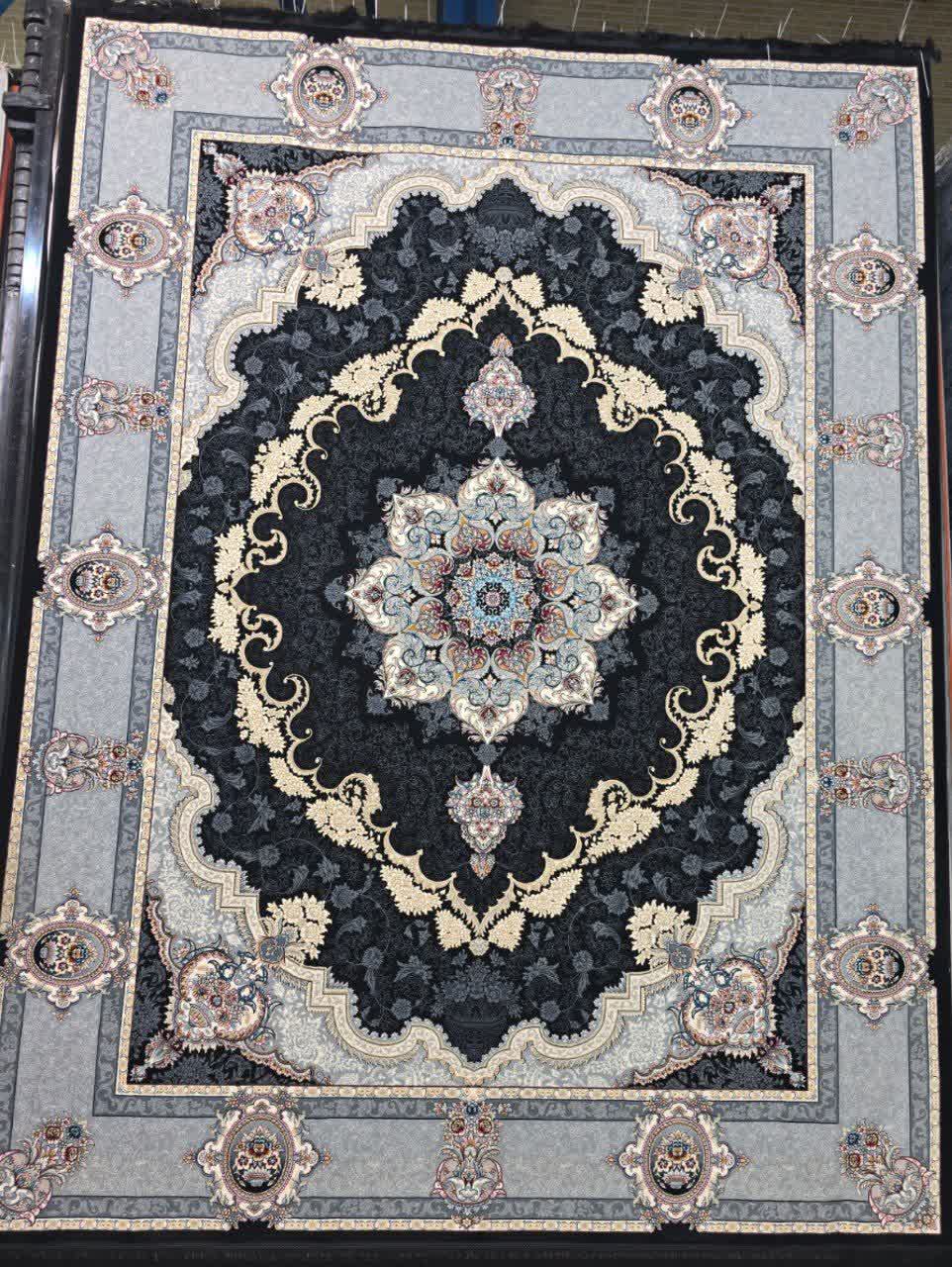 فرش ماشینی ۷۰۰ شانه کاشان طرح کرشمه زمینه سرمه‌ای ۱۰ رنگ