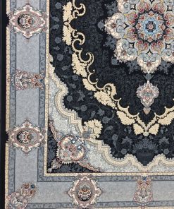 فرش ماشینی ۷۰۰ شانه کاشان طرح کرشمه زمینه سرمه‌ای ۱۰ رنگ