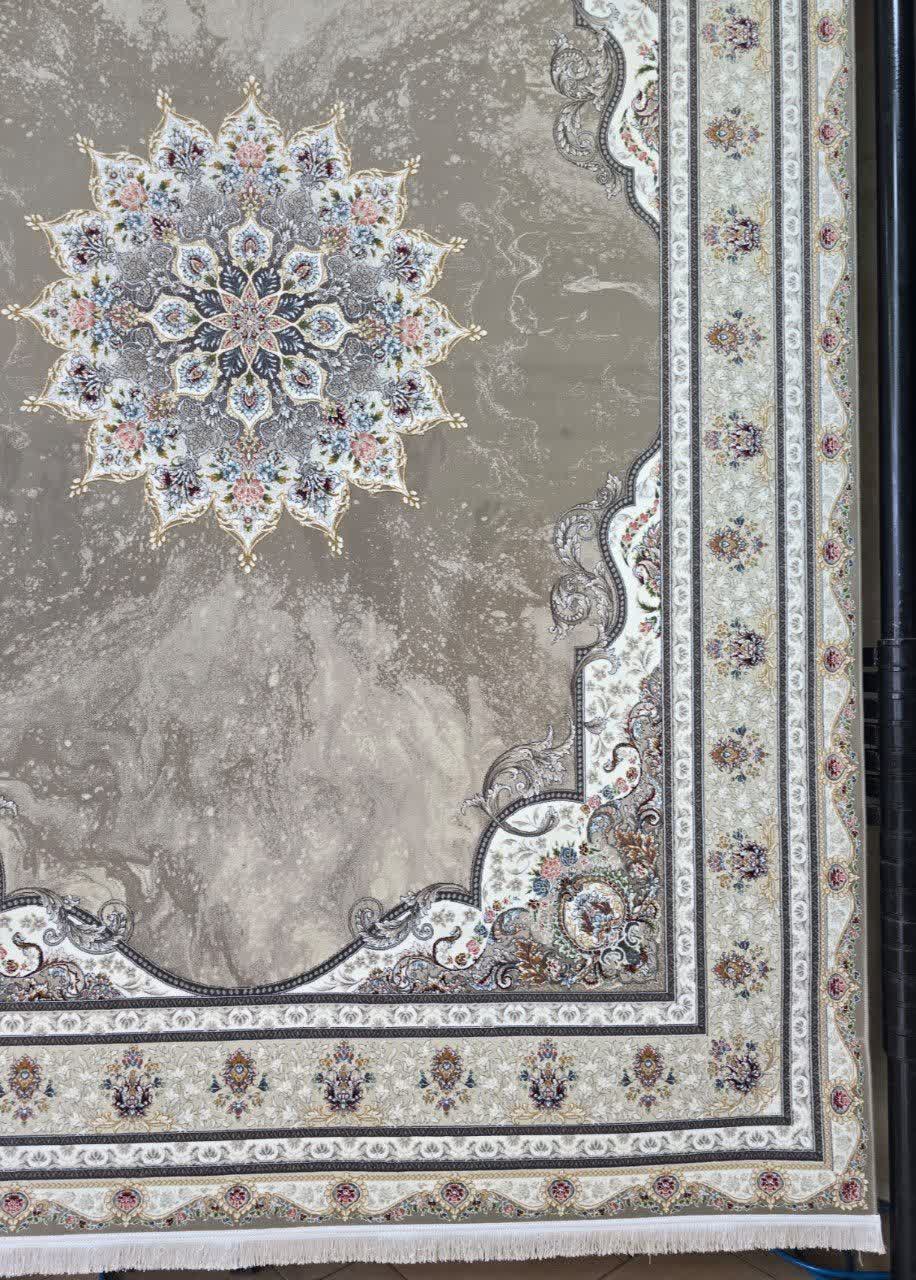 فرش ماشینی ۷۰۰ شانه کاشان طرح کهکشان نسکافه‌ای گل برجسته