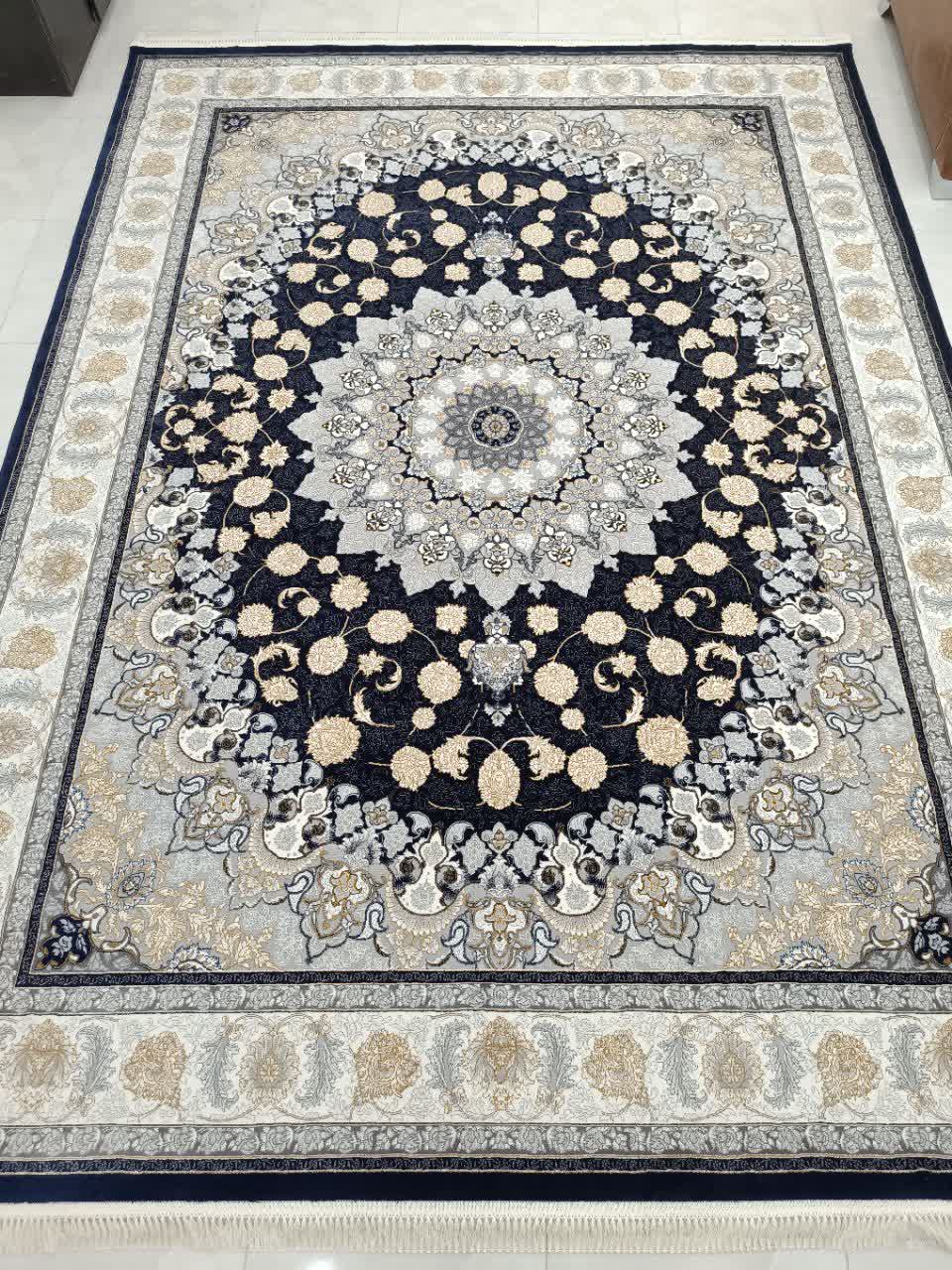 فرش ماشینی 700 شانه کاشان طرح اصفهان زمینه سرمه‌ای