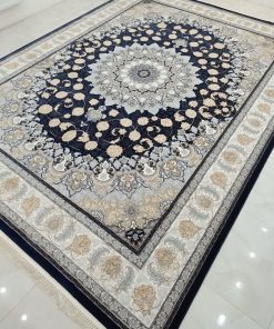 فرش ماشینی 700 شانه کاشان طرح اصفهان زمینه سرمه‌ای