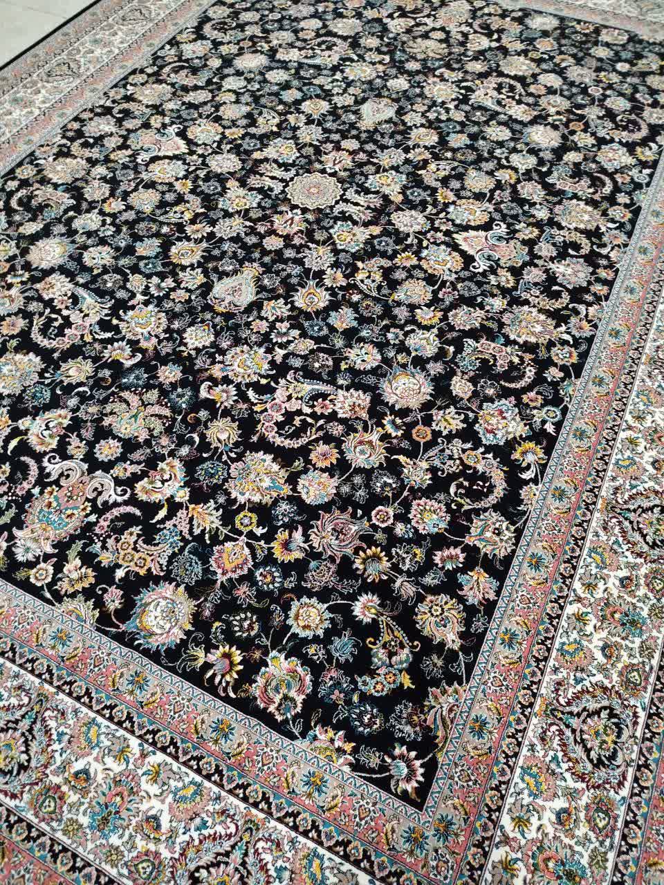 فرش ماشینی 700 شانه کاشان طرح افشان دریا سرمه‌ای تراکم 2550 بدون ترنج