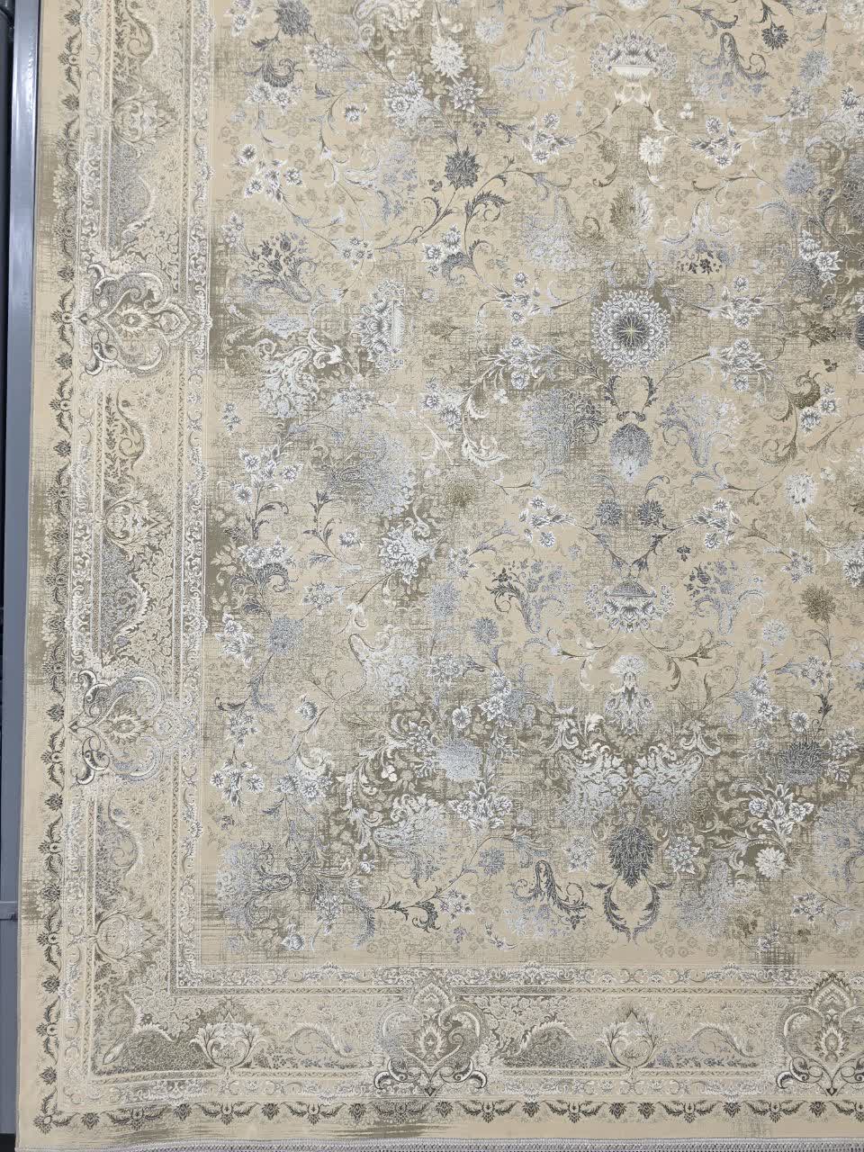 فرش ماشینی ۱۲۰۰ شانه کاشان طرح آوازه بژ گل برجسته افشان تراکم ۳۶۰۰
