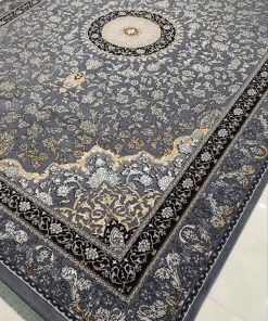 فرش ماشینی ۵۰۰ شانه کاشان طرح تاج طوسی گل نقره‌ای؛ شکوه هنر کلاسیک در خانه مدرن – فرش راحیل