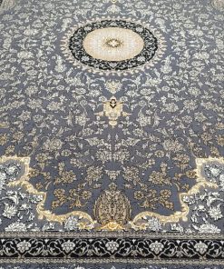 فرش ماشینی 500 شانه کاشان طرح تاج طوسی گل نقره‌ای تراکم 1800 کلاسیک