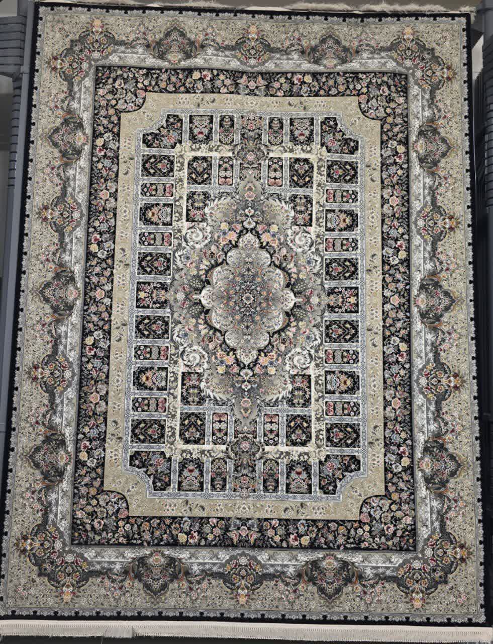 فرش ماشینی ۱۲۰۰ شانه کاشان طرح خشتی سرمه‌ای تراکم ۳۶۰۰ قاب قرآنی