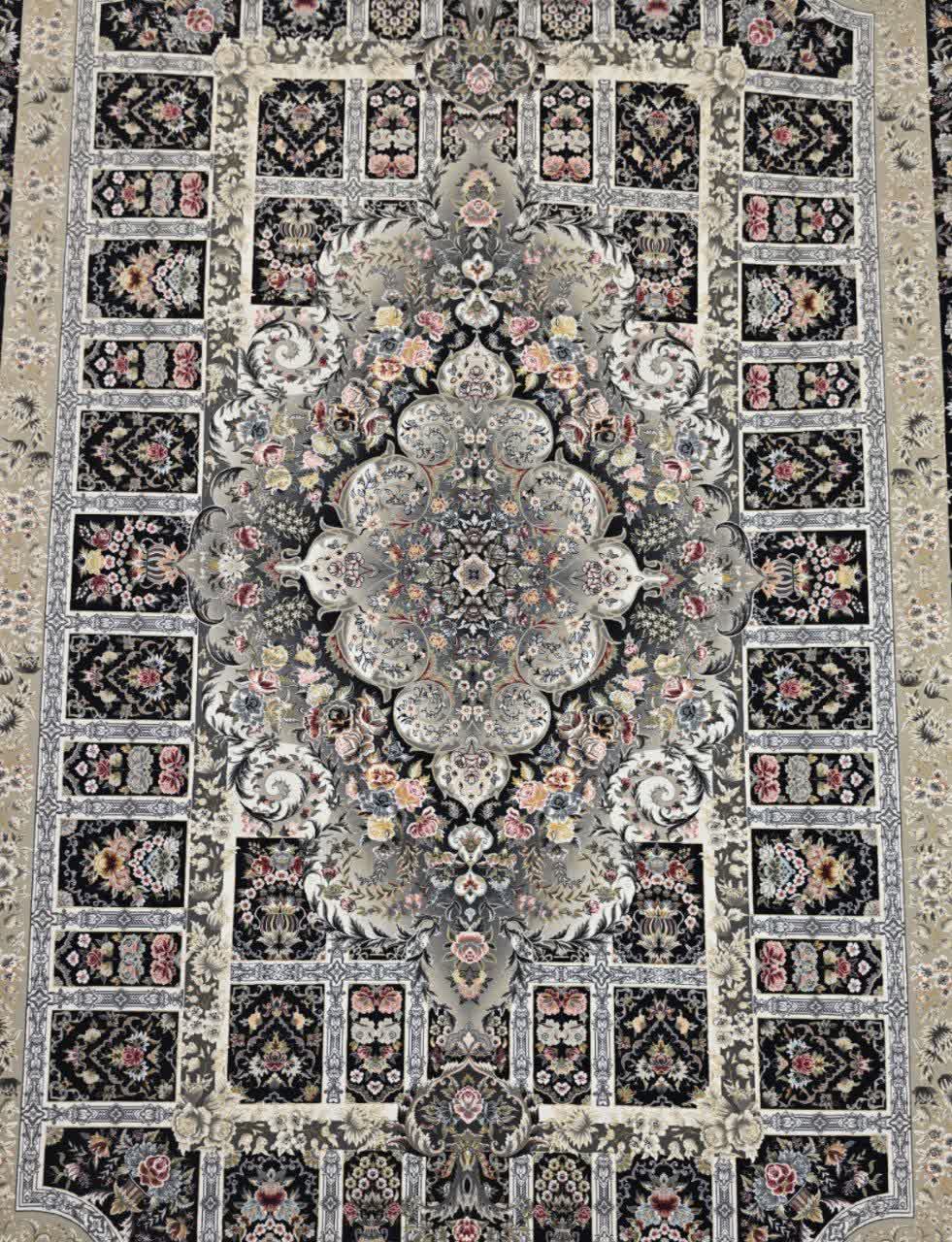 فرش ماشینی ۱۲۰۰ شانه کاشان طرح خشتی سرمه‌ای تراکم ۳۶۰۰ قاب قرآنی