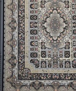 فرش ماشینی ۱۲۰۰ شانه کاشان طرح خشتی سرمه‌ای تراکم ۳۶۰۰ قاب قرآنی