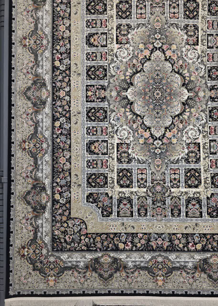 فرش ماشینی ۱۲۰۰ شانه کاشان طرح خشتی سرمه‌ای تراکم ۳۶۰۰ قاب قرآنی