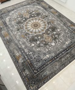 فرش ماشینی 700 شانه کاشان طرح سلنا طوسی وینتیج با ترنج کرم و طلایی