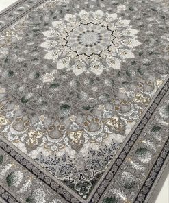 فرش ماشینی 700 شانه کاشان طرح سپاهان با زمینه طوسی و نقوش اسلیمی سبز یشمی